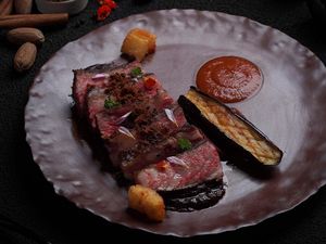 Racikan Spesial Bobor Jamur Asap dan Steak Rendang di Restoran Gaya Kolonial