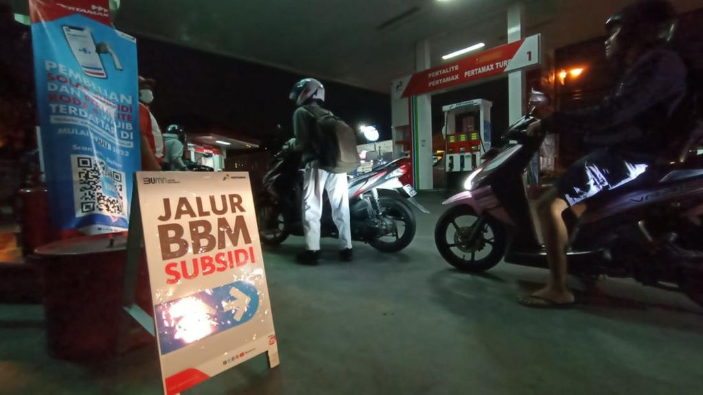 Potret SPBU di Denpasar Diserbu Warga, Panic Buying Isu Harga BBM Naik Potret SPBU di Denpasar Diserbu Warga, Panic Buying Isu Harga BBM Naik