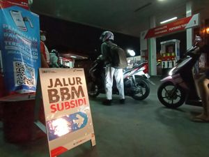 Potret SPBU di Denpasar Diserbu Warga, Panic Buying Isu Harga BBM Naik Potret SPBU di Denpasar Diserbu Warga, Panic Buying Isu Harga BBM Naik