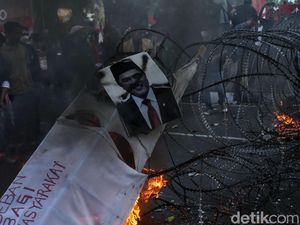 Tolak BBM Naik, Mahasiswa Bakar Keranda Mayat Bergambar Menteri