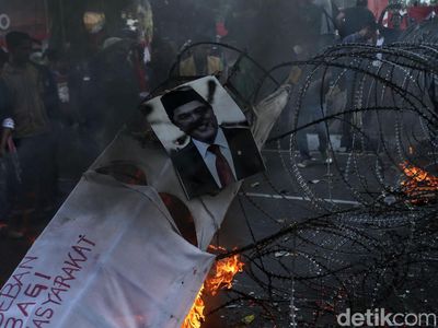 Tolak BBM Naik, Mahasiswa Bakar Keranda Mayat Bergambar Menteri