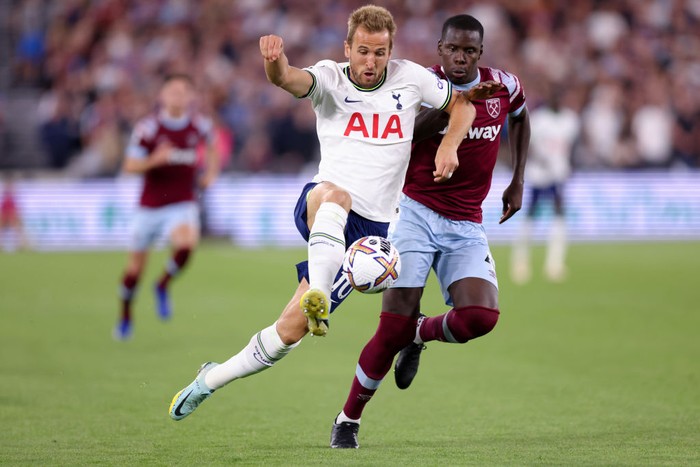 LONDON, ENGLAND - AUGUST 31: Harry Kane of Tottenham Hotspur is challenged by Kurt Zouma of West Ham United during the Premier League match between West Ham United and Tottenham Hotspur at London Stadium on August 31, 2022 in London, England. (Photo by Tottenham Hotspur FC/Tottenham Hotspur FC via Getty Images)