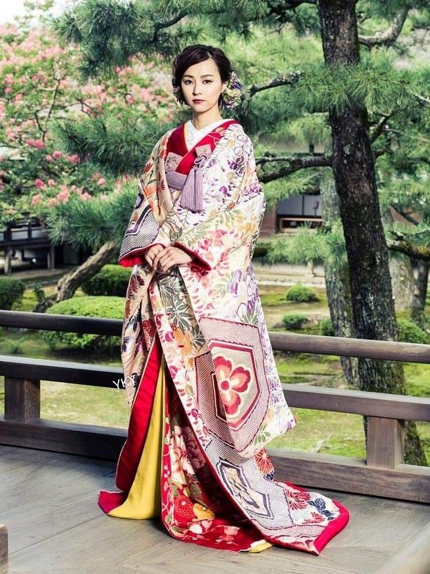 Uchikake/Foto : pinterest.com/Roulette Esther Uchikake sebagai gaun pernikahan tradisional perempuan Jepang