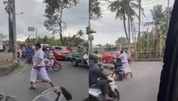 Detik-detik Pria Ngamuk Bawa Sajam di Kuta Utara Ditangkap Polisi