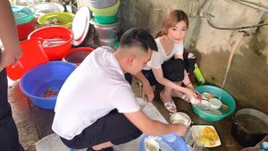 6 Gaya Terbaru Wanita Cantik yang Viral Karena Foto Cuci Piring, Beda Banget!