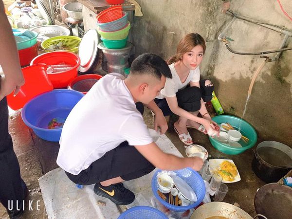 6 Gaya Terbaru Wanita Cantik yang Viral Karena Foto Cuci Piring, Beda Banget!