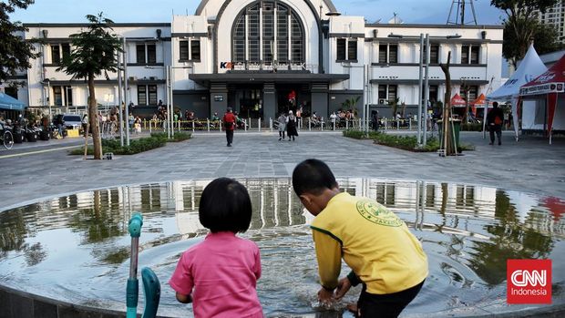 Aktivitas pengunjung di Jalan Lada, kawasan Kota Tua, Jakarta Barat. Area ini sebagai bagian dari revitalisasi, yang kini bebas kendaraan bermotor. Kamis (1/9/2022). CNN Indonesia/Andry Novelino