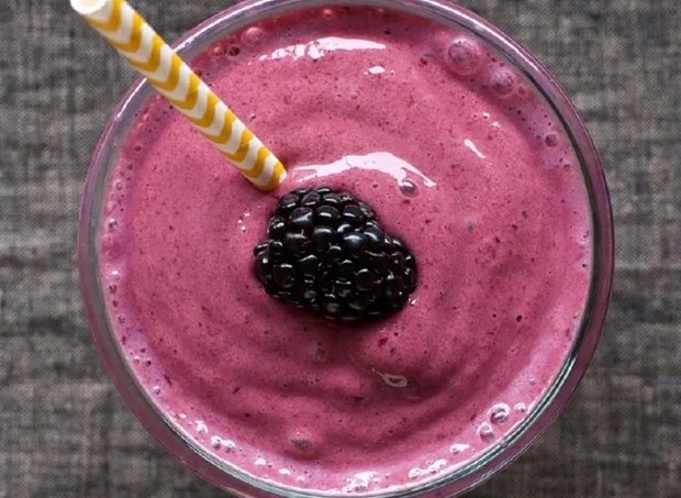 Wajib coba resep smoothie blueberry protein. Selain bernutrisi tinggi juga baik untuk membantu metabolisme tubuh/Foto: eatthis.com