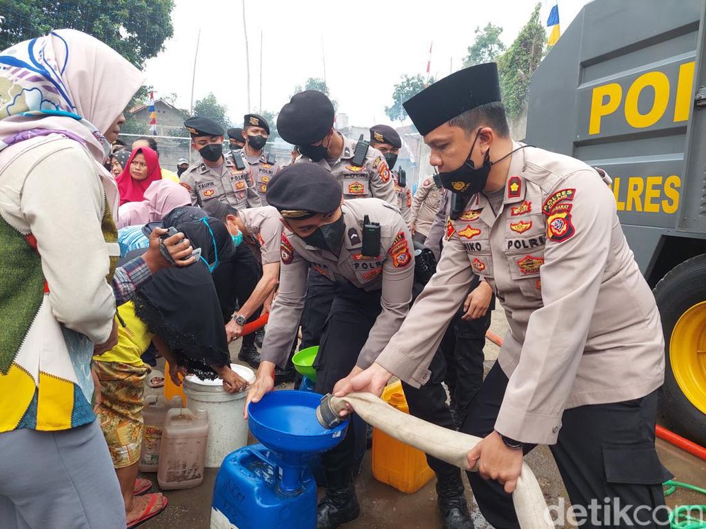 Terdampak Kemarau, Warga Bandung Barat Rela Antre Demi Air Bersih