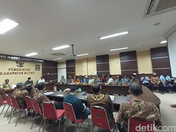 Warga Geruduk Kantor Pemkab Blitar Tagih Ganti Rugi Proyek Pansela