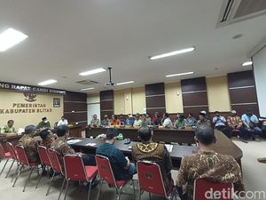 Warga Geruduk Kantor Pemkab Blitar Tagih Ganti Rugi Proyek Pansela Warga Geruduk Kantor Pemkab Blitar Tagih Ganti Rugi Proyek Pansela