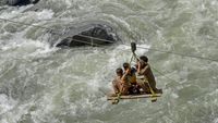 Ini Gondola Darurat yang Digunakan untuk Seberangi Sungai di Pakistan