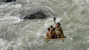 Ini Gondola Darurat yang Digunakan untuk Seberangi Sungai di Pakistan