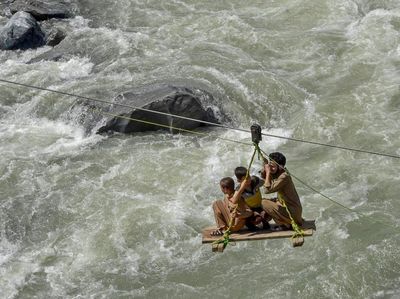 Ini Gondola Darurat yang Digunakan untuk Seberangi Sungai di Pakistan