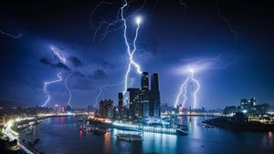 16 Foto Spektakuler Cuaca, dari Sambaran Petir sampai Kabut di Tibet