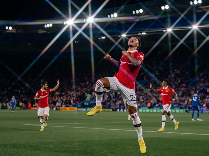 LEICESTER, ENGLAND - SEPTEMBER 01:  Jadon Sancho of Manchester United celebrates scoring a goal to make the score 0-1 during the Premier League match between Leicester City and Manchester United at The King Power Stadium on September 1, 2022 in Leicester, United Kingdom. (Photo by Ash Donelon/Manchester United via Getty Images)