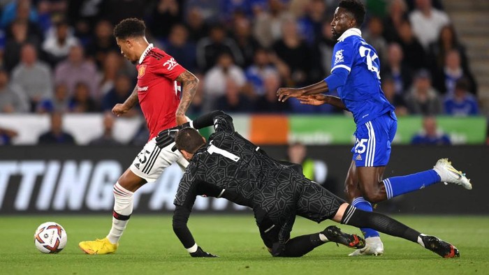 LEICESTER, ENGLAND - SEPTEMBER 01: Jadon Sancho of Manchester United scores their sides first goal during the Premier League match between Leicester City and Manchester United at The King Power Stadium on September 01, 2022 in Leicester, England. (Photo by Michael Regan/Getty Images)