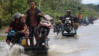 Brumm.. Ada Jasa Angkut Motor Lintasi Banjir di Aceh Barat