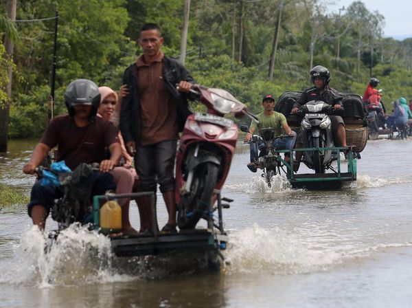 Brumm.. Ada Jasa Angkut Motor Lintasi Banjir di Aceh Barat