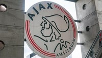 Utang 32 juta euro (Rp 480 miliar) juga dimiliki Barcelona ke Ajax atas pembelian Frenkie de Jong. Barca juga masih berutang 10 juta euro (Rp 150 miliar) ke Ajax atas pembelian Sergino Dest yang kini main di AC Milan. Foto: NurPhoto via Getty Images/NurPhoto  