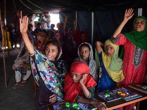 Potret Korban Banjir Pakistan Sekolah di Tenda Darurat Potret Korban Banjir Pakistan Sekolah di Tenda Darurat