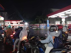 Kabar Harga Pertalite Mau Naik Makin Kencang, Antrean Pengendara Kian Panjang