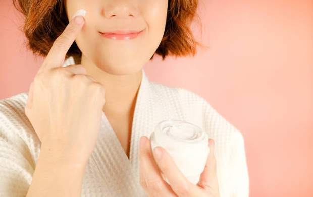 Pelembab menjadi produk skincare wajib selanjutnya.