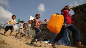 Senyum Anak-Anak Palestina Saat Antre Air Minum