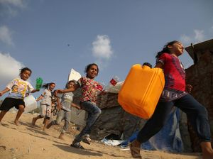 Senyum Anak-Anak Palestina Saat Antre Air Minum