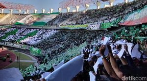 Hijau Putih Koreo Bonek Saat Dukung Persebaya