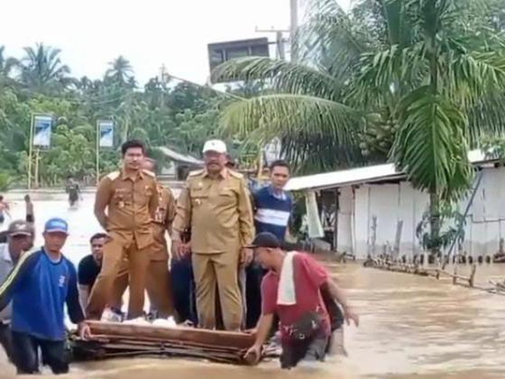Momen Bupati Bengkulu Utara Diarak Bak Raja saat Tinjau Banjir