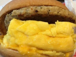 Jumbo! Burger McDonalds Ini Isiannya Telur Orak-arik yang Melimpah