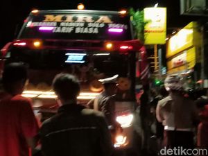 Bus Mira Nyaris Diamuk Massa Usai Tabrak Pemotor di Madiun