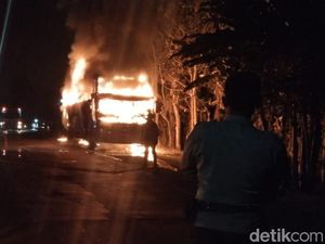 Bus Sarat Penumpang Tujuan Bali Ludes Terbakar di Situbondo Bus Sarat Penumpang Tujuan Bali Ludes Terbakar di Situbondo