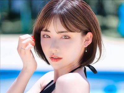 8 Potret Eimi Fukada, Bintang Porno Pecahkan Rekor Peluk 3.000-an Orang
