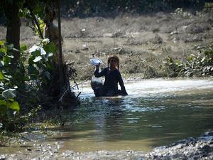 Banjir Pakistan Putus Akses Jalan, Warga Gunakan Perahu Cari Persediaan
