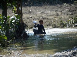 Banjir Pakistan Putus Akses Jalan, Warga Gunakan Perahu Cari Persediaan