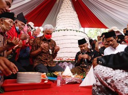 Bangun Jalan Desa di Cilacap, Ganjar Minta Truk Atur Kapasitas