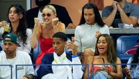 8 Momen Ekspresif Gigi Hadid dan Bella Hadid Saat Nonton Tenis, Ikut Teriak