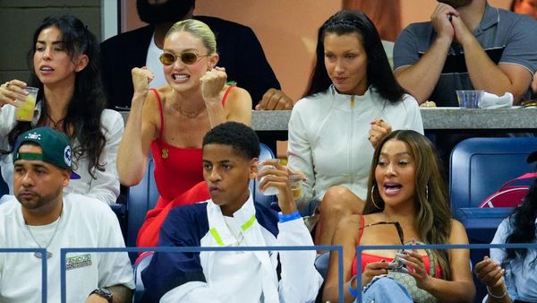8 Momen Ekspresif Gigi Hadid dan Bella Hadid Saat Nonton Tenis, Ikut Teriak