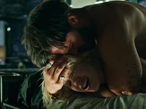 Adegan Hot Paulina Galazka di Girls to Buy, Lebih Panas dari 365 Days?