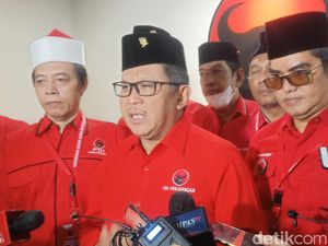 PDIP Solo Ramai-ramai Bentangkan Poster Ganjar Berpeci, Hasto: Boleh Aja
