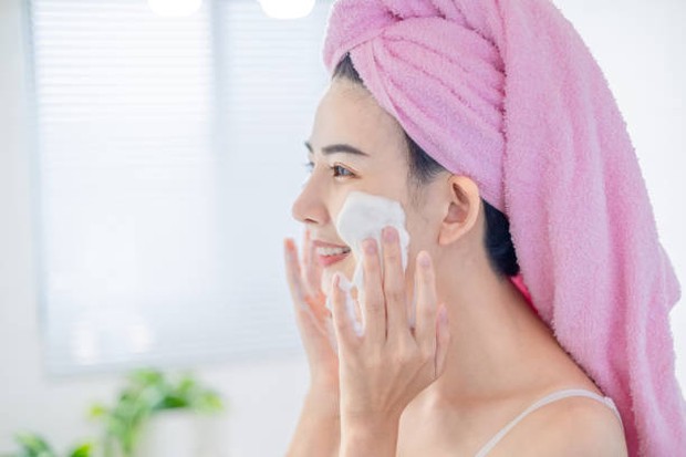Langkah double cleanser selanjutnya adalah mencuci wajah.