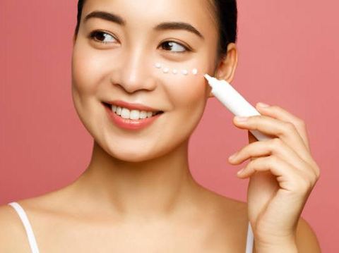 Eye cream atau eye mask digunakan untuk menghilangkan lingkaran hitam di sekitar mata.