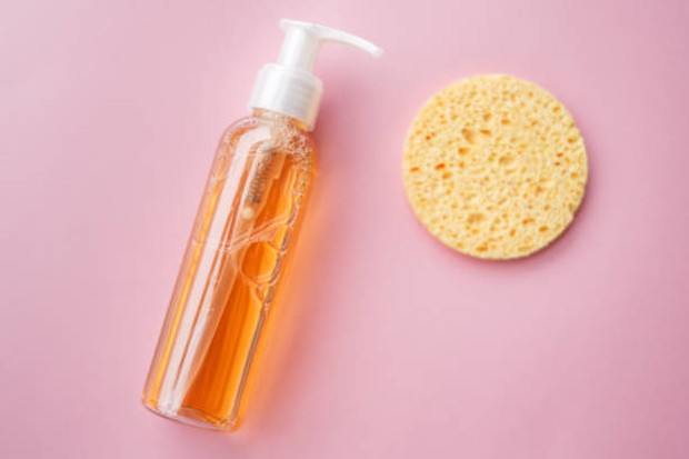 Membersihkan wajah dengan oil cleanser adalah langkah awal tahap skincare ala korea.
