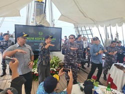 Joy Sailing, Goyang Bareng KSAL di Atas KRI Dewaruci