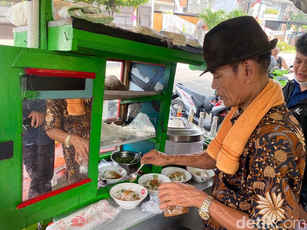 Menjajal Bakso Si Jangkung di Depan TPU Kepa Duri Jakarta