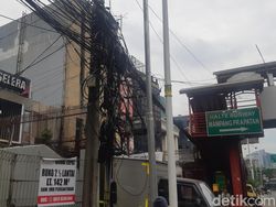 Kondisi Kabel-kabel Utilitas di Jl Mampang Jaksel yang Segera Dipotong