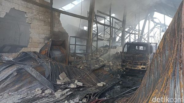 Penampakan Pabrik di Jababeka yang Hangus Terbakar