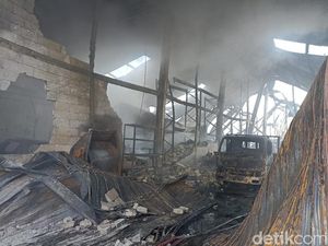 Penampakan Pabrik di Jababeka yang Hangus Terbakar